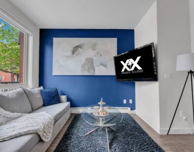 Royal Azure – Luxe Stay Near 17th Ave Hotspot